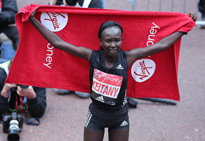为破马拉松世界纪录，肯尼亚女选手将用男性领跑员