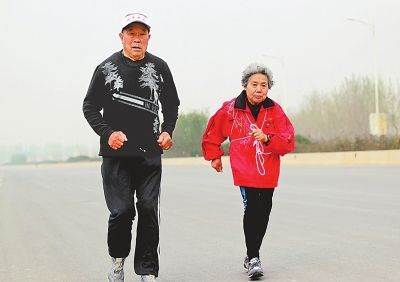 传奇！91岁的他依然奔跑，86岁老伴随他参赛