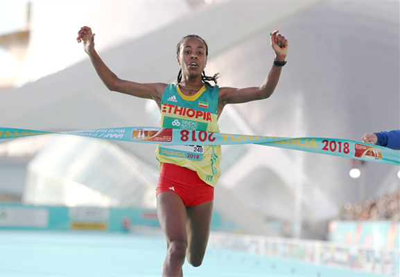 1小时06分11秒！这是新的女子半程马拉松世界纪录