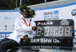 肯尼亚奥运冠军基普乔盖打破马拉松世界纪录