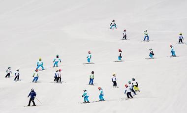 来玩雪吧！新疆进入滑雪季